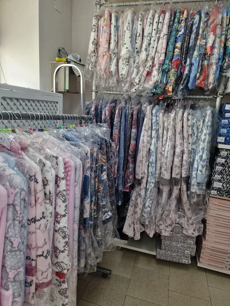 Pijamas y batas colgados