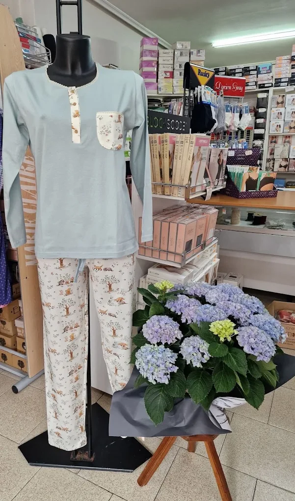 Pijama en maniquí dentro de la tienda